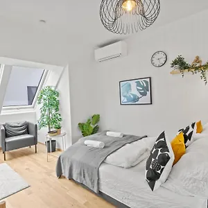 Near Klinik Floridsdorf - 3 Min To Supermarket And Pharmacy - On-site Parking For 19,90 Eur Daire